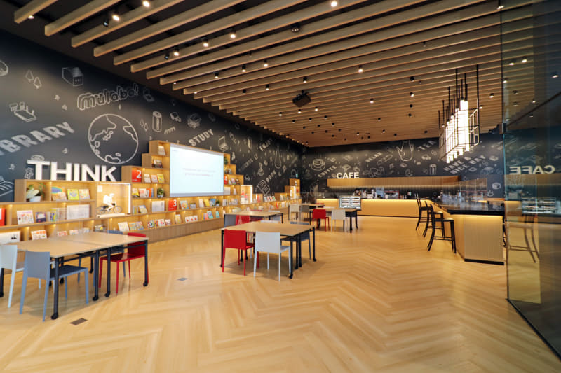 子ども向けのSTEM関連の書籍がそろい、カフェスペースも併設した、広々としたシンクゾーン