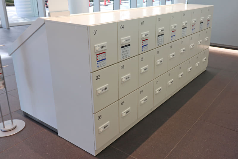 コートや荷物は案内図裏側にある無料ロッカーに預けておこう