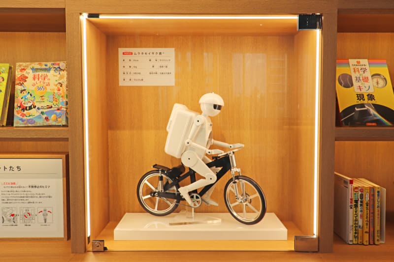 自転車に乗ったまま平均台走行を行ったり倒れず止まったりできるロボット「ムラタセイサク君」