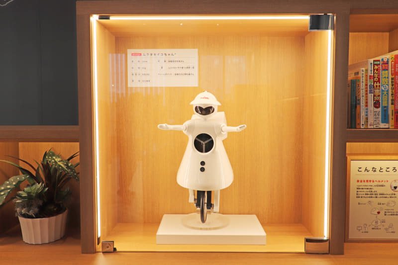 一輪車に乗ってS字平均台走行もできる「ムラタセイコちゃん」