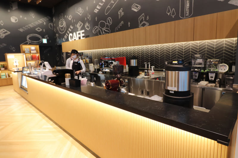 奥にはコーヒーや紅茶、ジュースや日替わりスムージーなどを販売するカフェスペースも