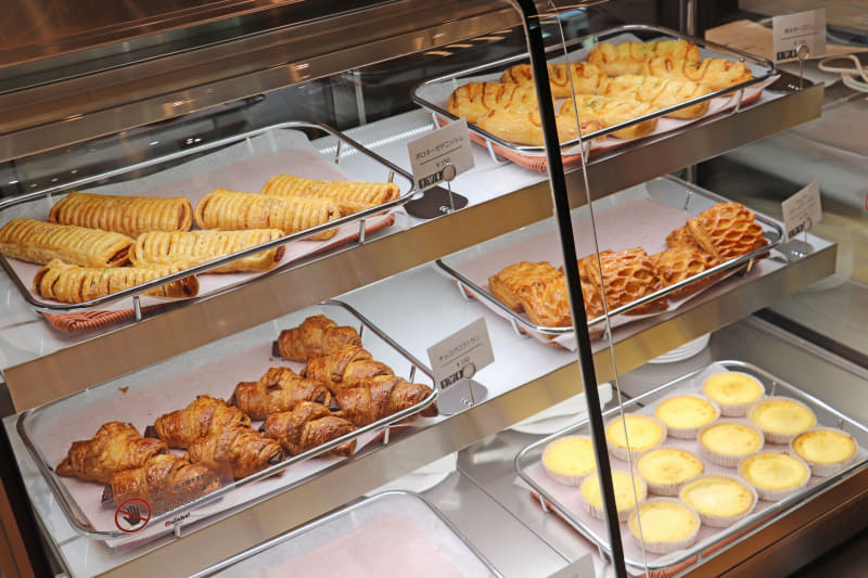 焼きたてパンやスイーツなどの軽食も購入できる
