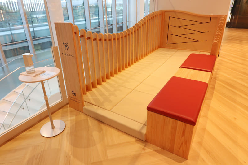 乳幼児が過ごせる小さな「キッズスペース」も用意され、兄弟・姉妹連れのときにも安心だ