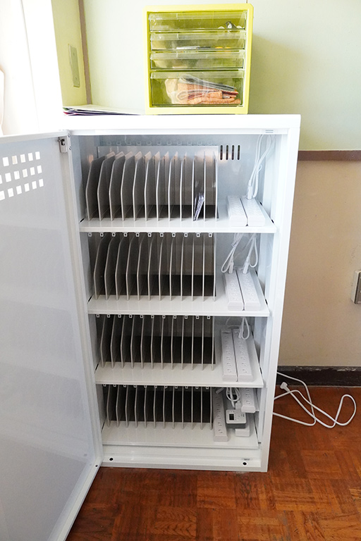 教室には、生徒たちのタブレットPCを保管する充電保管庫も設置されていた