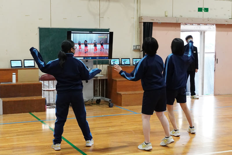 まずは、お手本動画を見て動きを復習。その後、二手に分かれて互いのダンスを撮影し合う