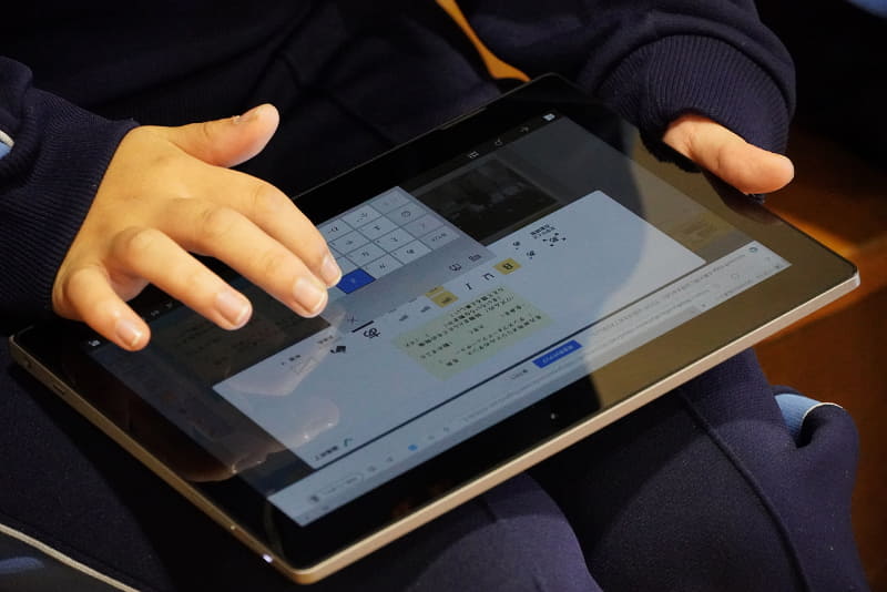 ソフトキーボードや物理キーボード、フリック入力を使うなど、生徒たちの入力方法はさまざま