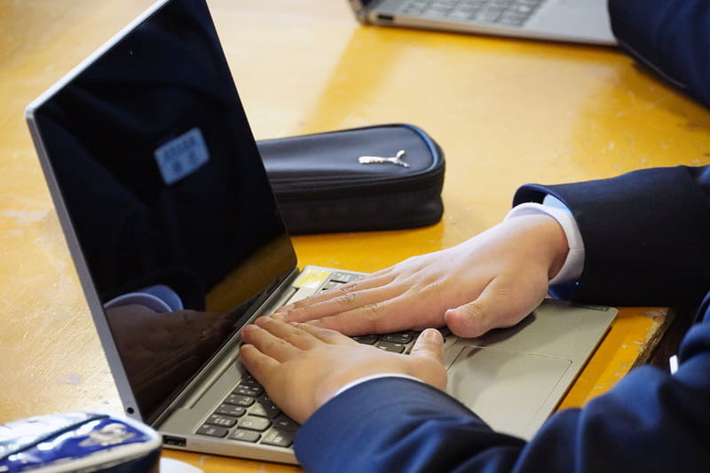 北九州市立高見中学校、GIGAスクールで導入されたタブレットPCが生徒に手渡された