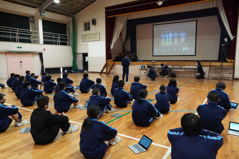 吉田氏との交流会の様子。質問した生徒たちは緊張した様子であったが、「日本でも一番の会社の社長さんと話せて嬉しかったです」と語ってくれた