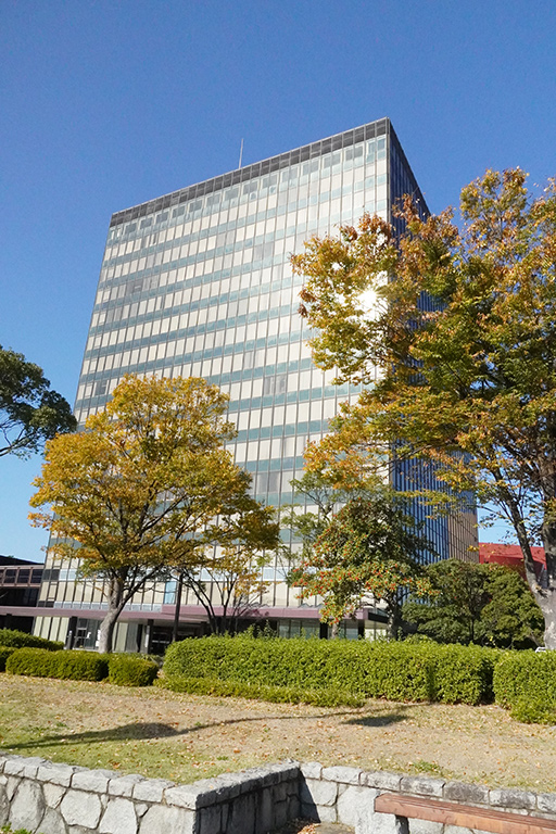 北九州市役所（北九州市小倉北区）。九州の中では福岡についで2番目に大きい政令指定都市で、小学校129校、中学校62校に、約70,000名の児童生徒が学ぶ（令和2年度）