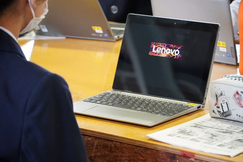 北九州市に導入された「Lenovo IdeaPad D330」。デタッチャブル方式のタブレットPCを希望していたと濵村氏