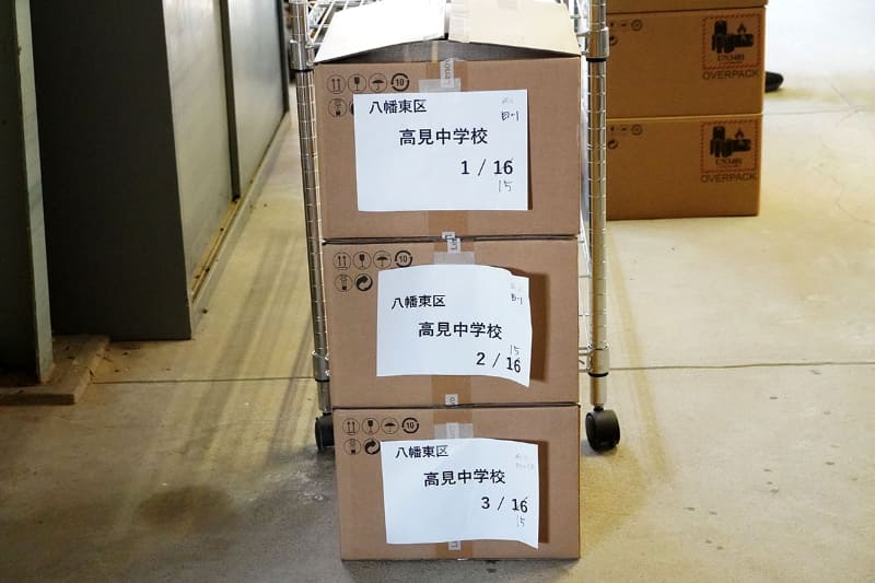 技術室にはタブレットPCの段ボールがいっぱいだった