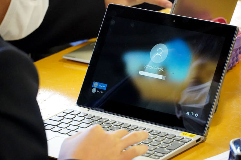 電源を入れて、自分のユーザー名とパスワードを入力。楽しそうに話しながらセットアップする生徒たち