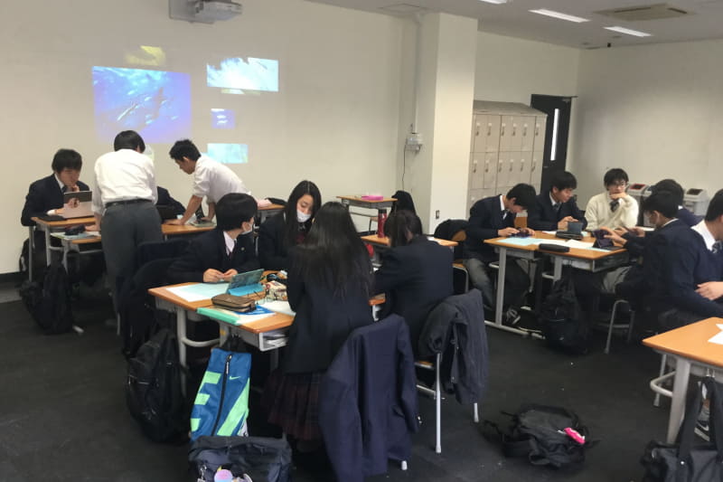 ポスター制作中の生徒たち