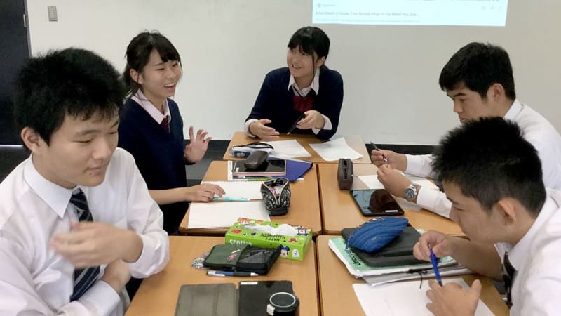 「もしバスの中でテロリストに遭遇したら？」などの場面で、それぞれが自分の小説の主人公になりきって行なう英語の討論会、英文法の仮定法の練習にもなります