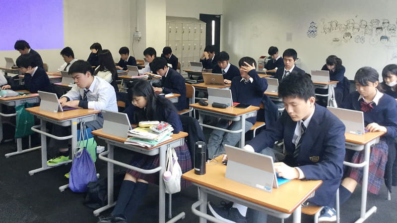 小説を執筆中の様子