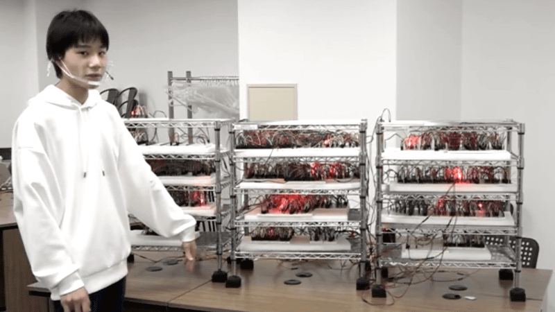 左からクライアントA、サーバー、クライアントBの全3機。各機は上から下へ情報の流れをイメージできるように、段によって処理の役割が異なる構成にしている