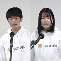 （写真左から）「Skimer」を開発した大木康平さんと安藤春香さんは、アプリのロゴをプリントしたそろいのトレーナーで登場