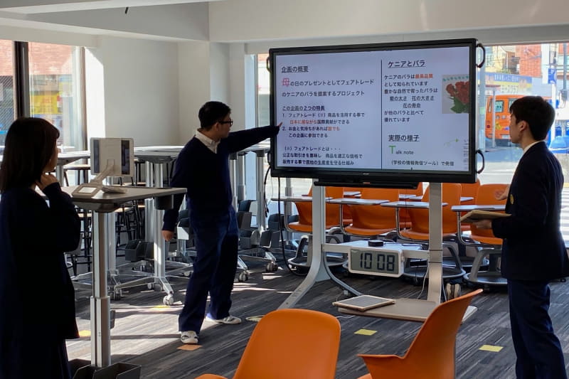 STEAMの授業風景。生徒たちが企画したフェアトレードについて発表動画を作成中