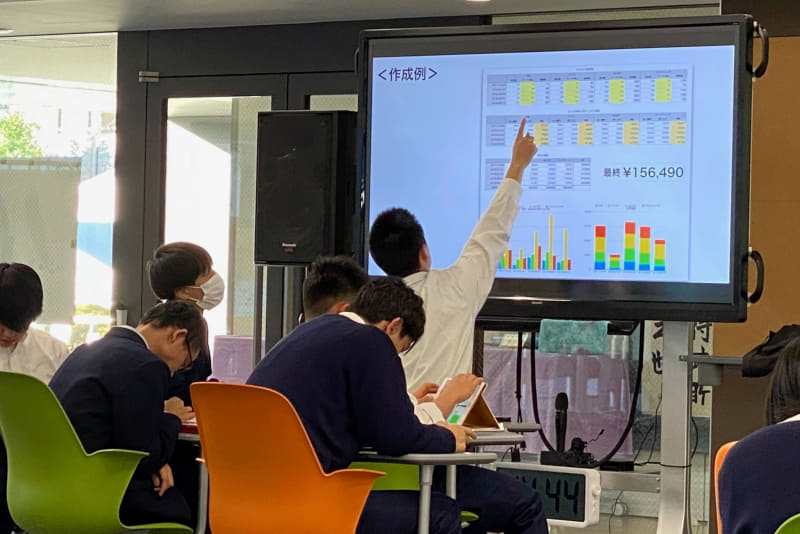 ICTを使うようになると、生徒たちが主体的に学ぶ場面が増え、教員の教える役割は変わる