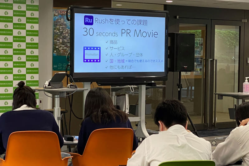 アプリケーションの操作を教えることも。何度も説明することはなく、基本的には生徒同士で教え合う