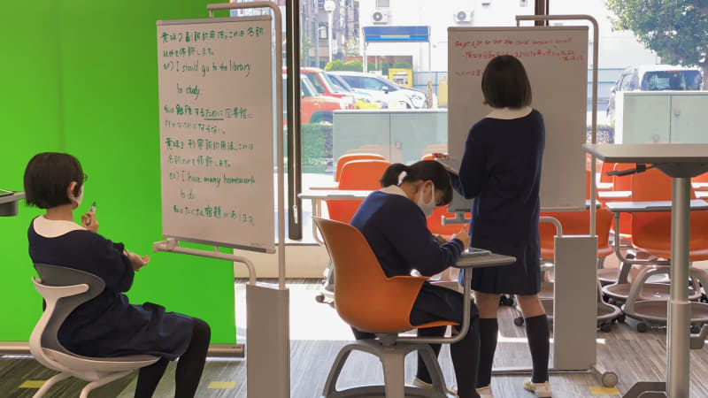 定期テストの解説動画を作る授業風景