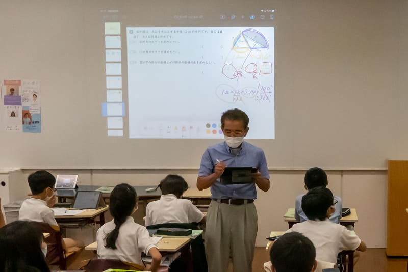 Keynoteで問題を提示し、教員は手元のiPadに書き込んで解説する