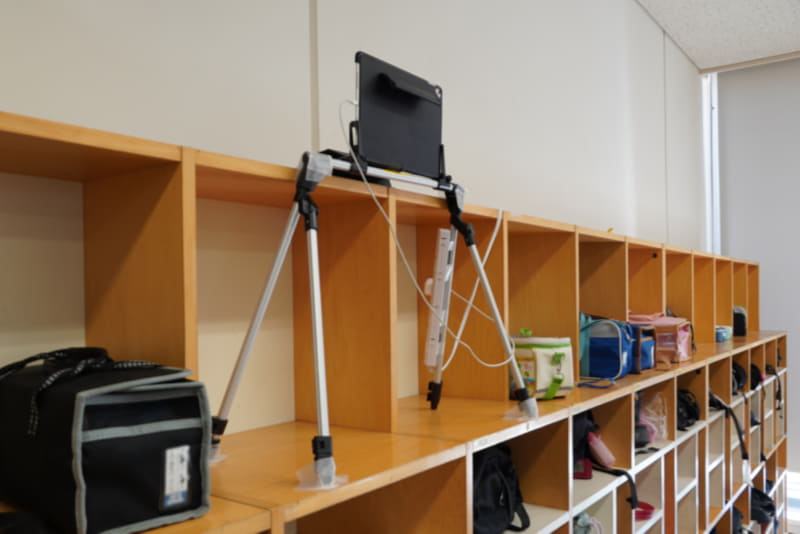 教室の後ろにiPadを置いて、欠席者に授業を配信