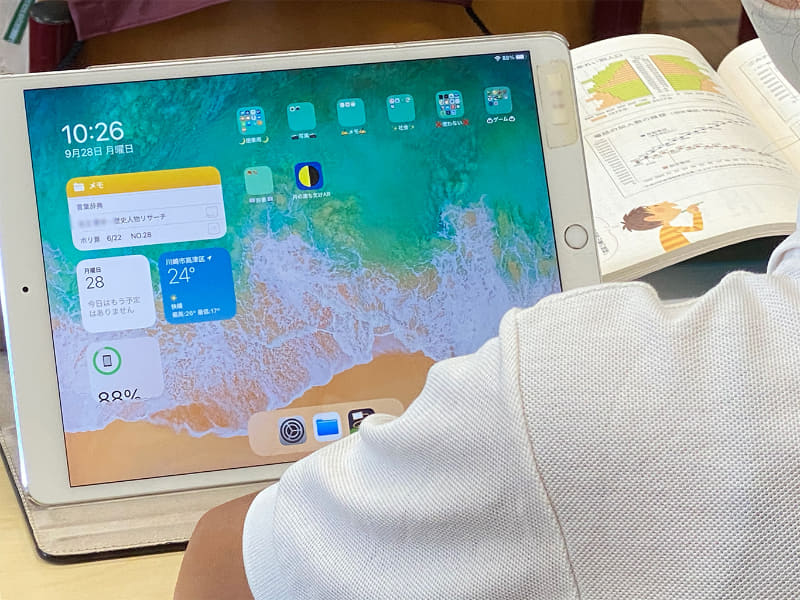 「授業用」「写真」「メモ」など、ホーム画面を自分なりに整理している児童のiPad。子どもたちが文房具として使っているのがよく分かる。些細なことではあるが、GIGAスクール構想でiPadを導入した学校の中には、児童生徒による画面カスタマイズを禁止にしているケースも多い