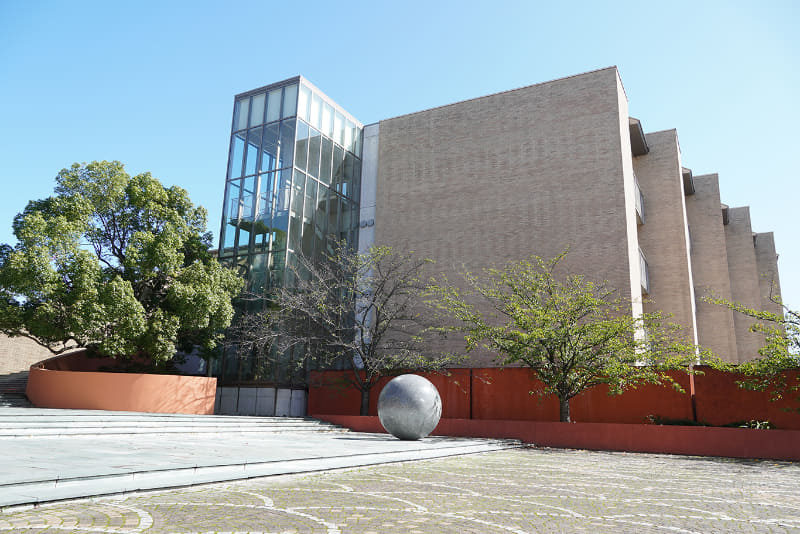 洗足学園小学校は共学校。併設の中学高等学校は女子校になる