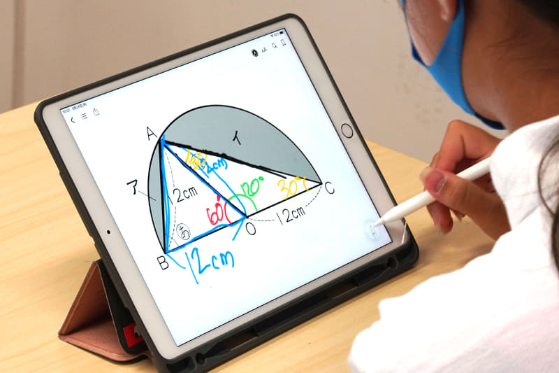 Apple Pencilを使ってノートとしても活用できることや、文字入力が未熟な児童も使いやすいことがiPad選択の決め手に