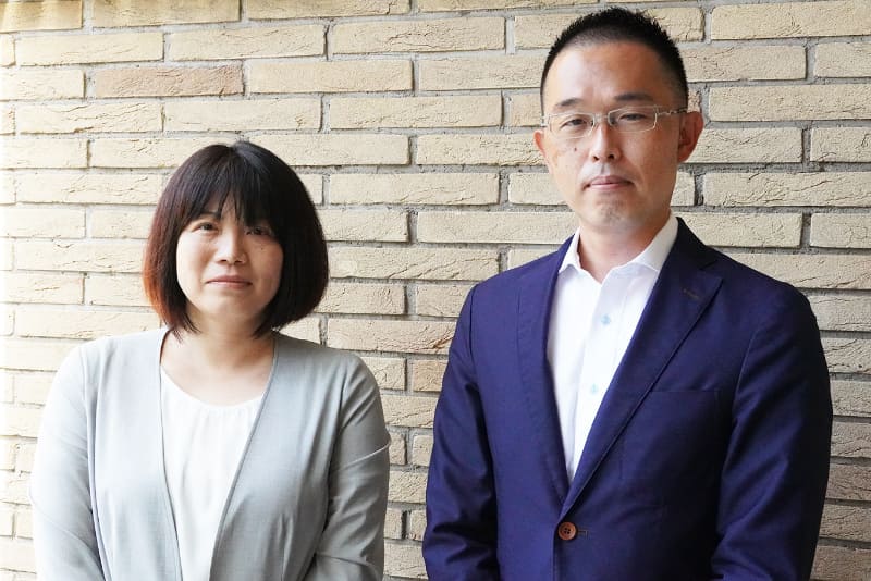 洗足学園小学校の赤尾綾子教頭と宮田好展教諭