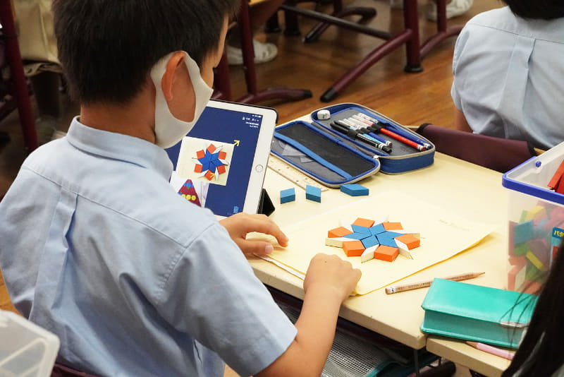 ブロックで形をつくり写真撮影。ロイロノート・スクールで共有して、友だちの作ったものを見ながら、気づいたことをまとめる