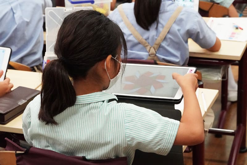 ブロックで形をつくり写真撮影。ロイロノート・スクールで共有して、友だちの作ったものを見ながら、気づいたことをまとめる