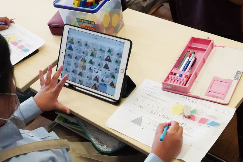 ブロックで形をつくり写真撮影。ロイロノート・スクールで共有して、友だちの作ったものを見ながら、気づいたことをまとめる