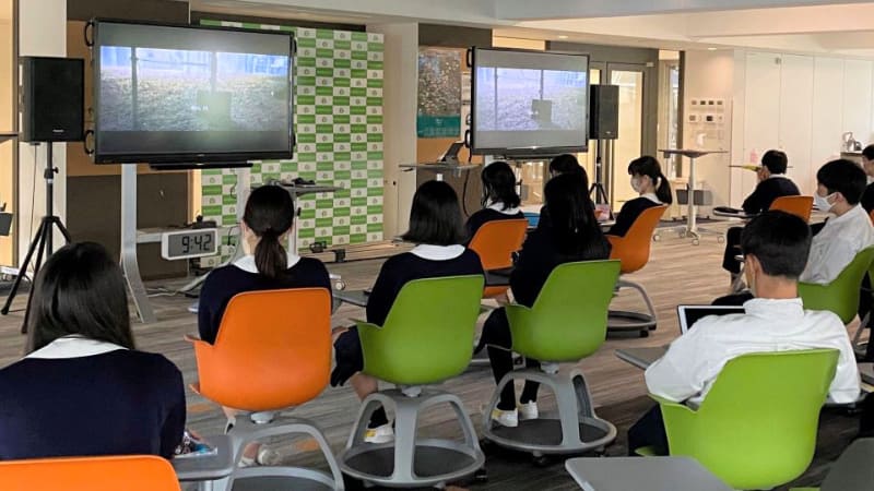 初年度の失敗を反省し、授業の最初30分を映画鑑賞にあてて、ストーリーを理解する時間をとりました