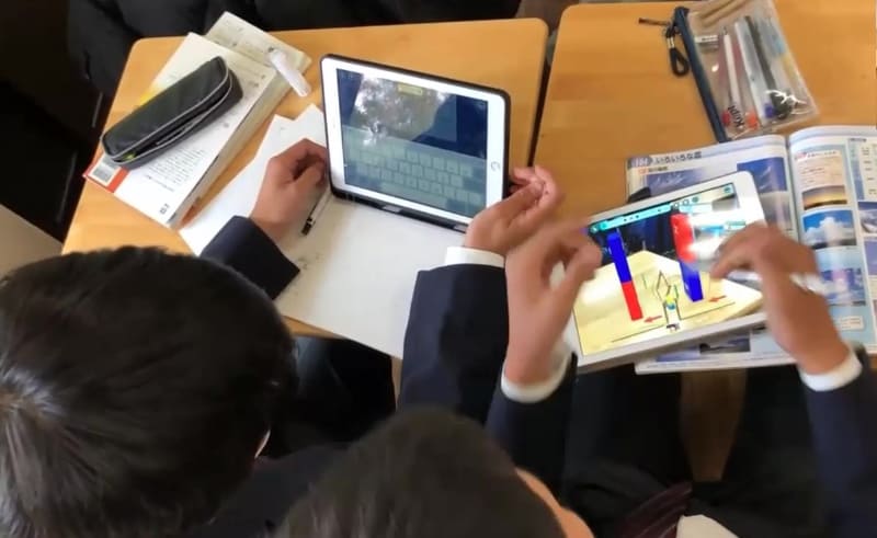 ARコンテンツを見ながら、モーターの動きを観察する生徒たち