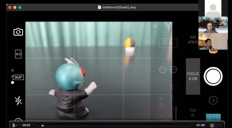 「Mカメラ」アプリの使い方を説明。参加者たちは「Mカメラ」を使ってエモい写真撮影に挑戦した