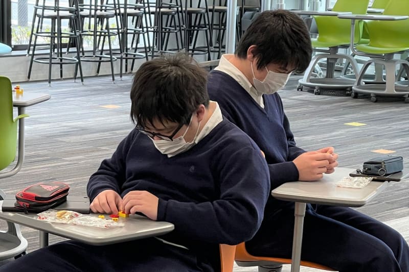 互いの手元を見ないで、説明だけで同じアヒルを作る「レゴダック」。1回目は質問あり、2回目は質問なし、という具合に条件をどんどん厳しくしていく