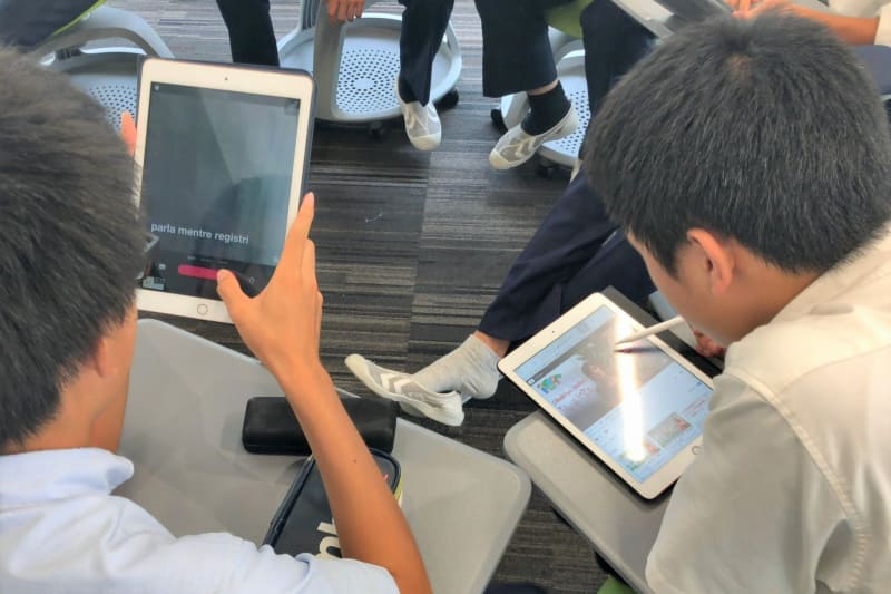 Clipsの音声認識を活用して発音練習。生徒は何度もチャレンジして正しい発音を身につけます