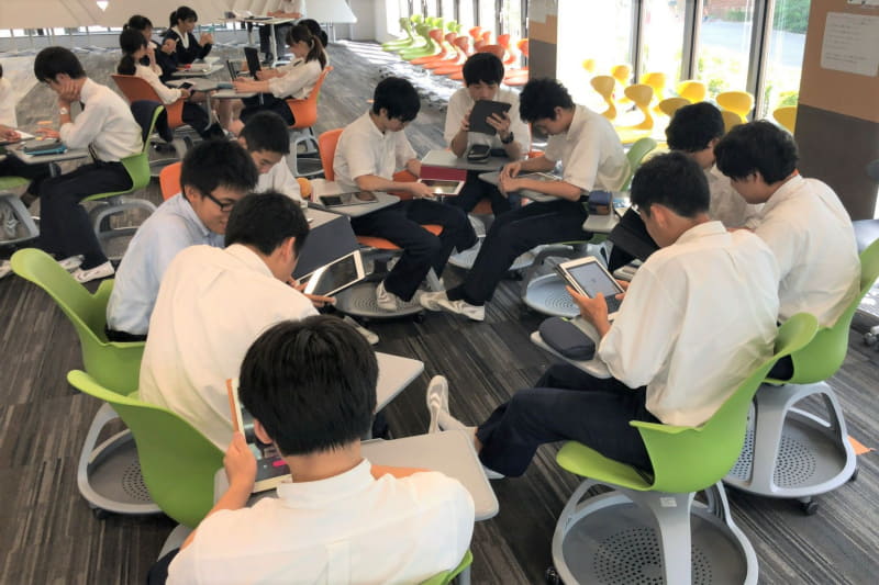 先生がいないと学べない時代は終わり。生徒には学ぶ手段があり、先生は役割が変わる