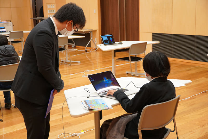 試験監督と1対1でインタビュー