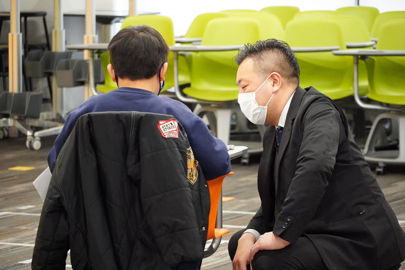 プログラミングの後は、その場で5分間のインタビュー