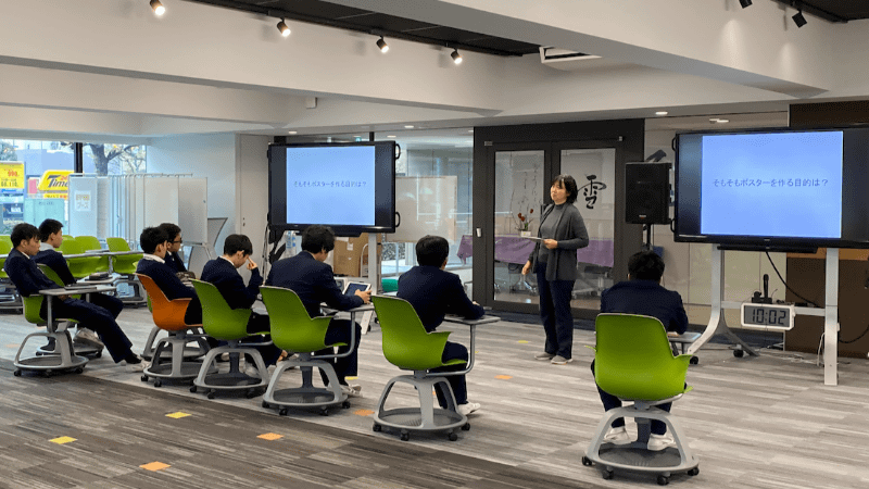 総合と情報のコラボレーション。中間発表前はポスターについて学ぶ