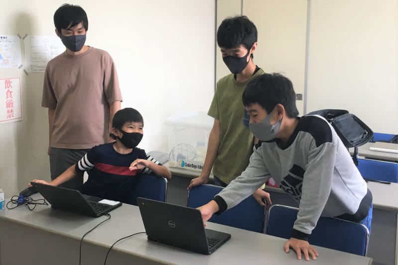 浦添さんが所属する「CoderDojo 石垣」にて、マイクラカップの作品制作途中