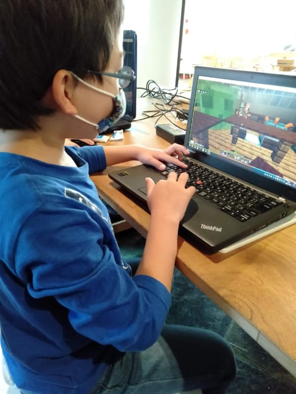 作品づくりに夢中のりゅうきさん。レッドストーンの動画を何度も見て作り直す