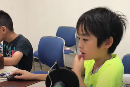 事実に基づいた調査を重ね、「CoderDojo 浦和」で作品制作に取り組むしょうたさん