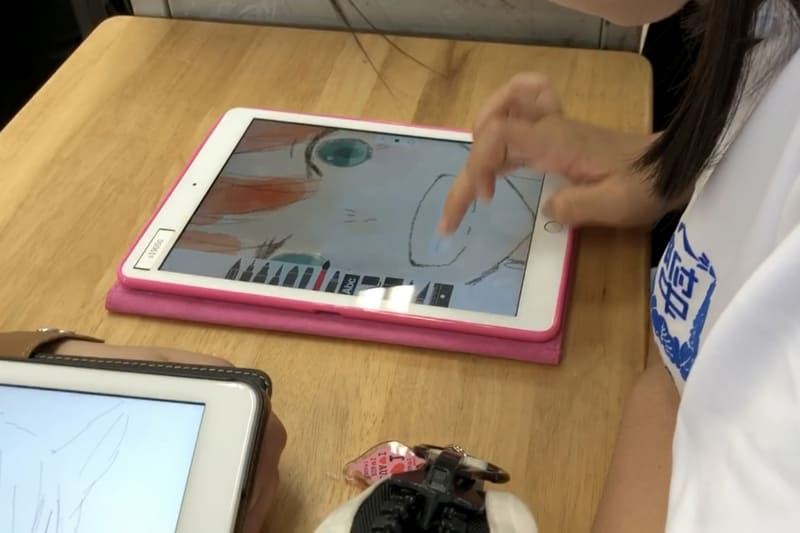 1人1台環境のメリットは「自分のiPad」と思えるところ。休憩時間に生徒たちは自分のiPadで絵を描いたりする