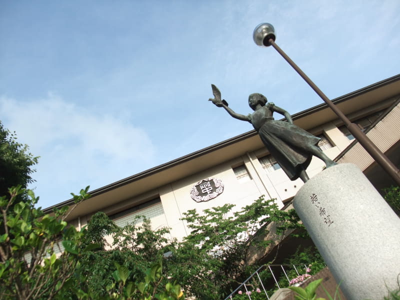 和歌山大学教育学部附属中学校では、GIGAスクール構想に先駆けて2015年から108台の共有iPadを導入