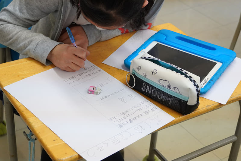 紙でポスターを仕上げる児童も