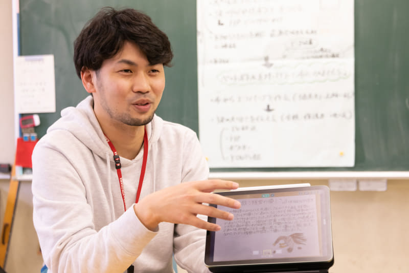 横浜市立川和東小学校、5年3組を受け持つ中島鑑教諭。横浜市小学校情報教育研究会 STEAM教育部会 部長
